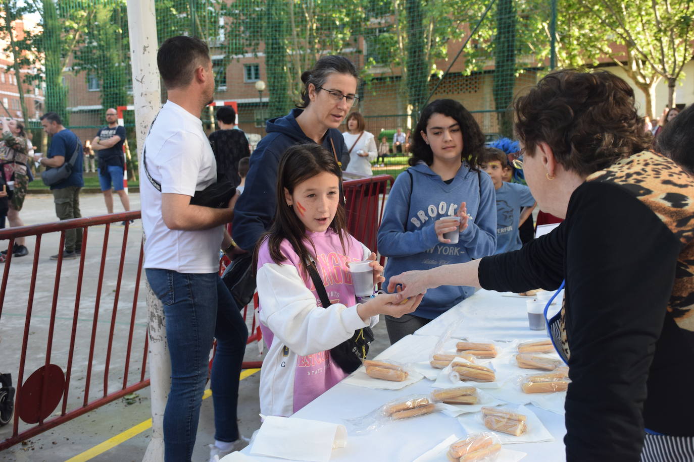 Fotos: El barrio de Varea celebra las fiestas con música y chocolate