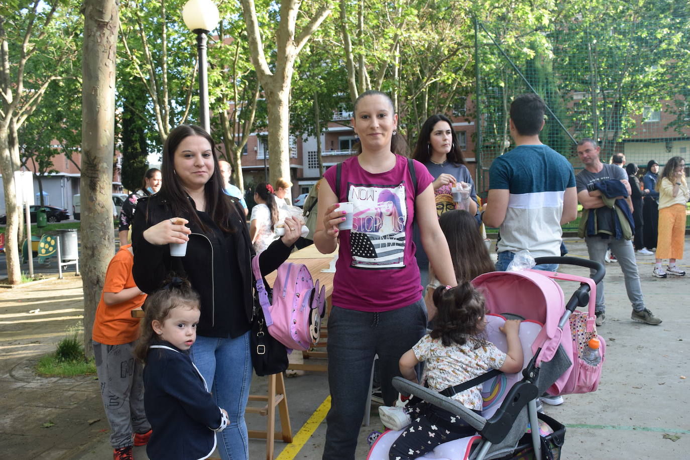 Fotos: El barrio de Varea celebra las fiestas con música y chocolate