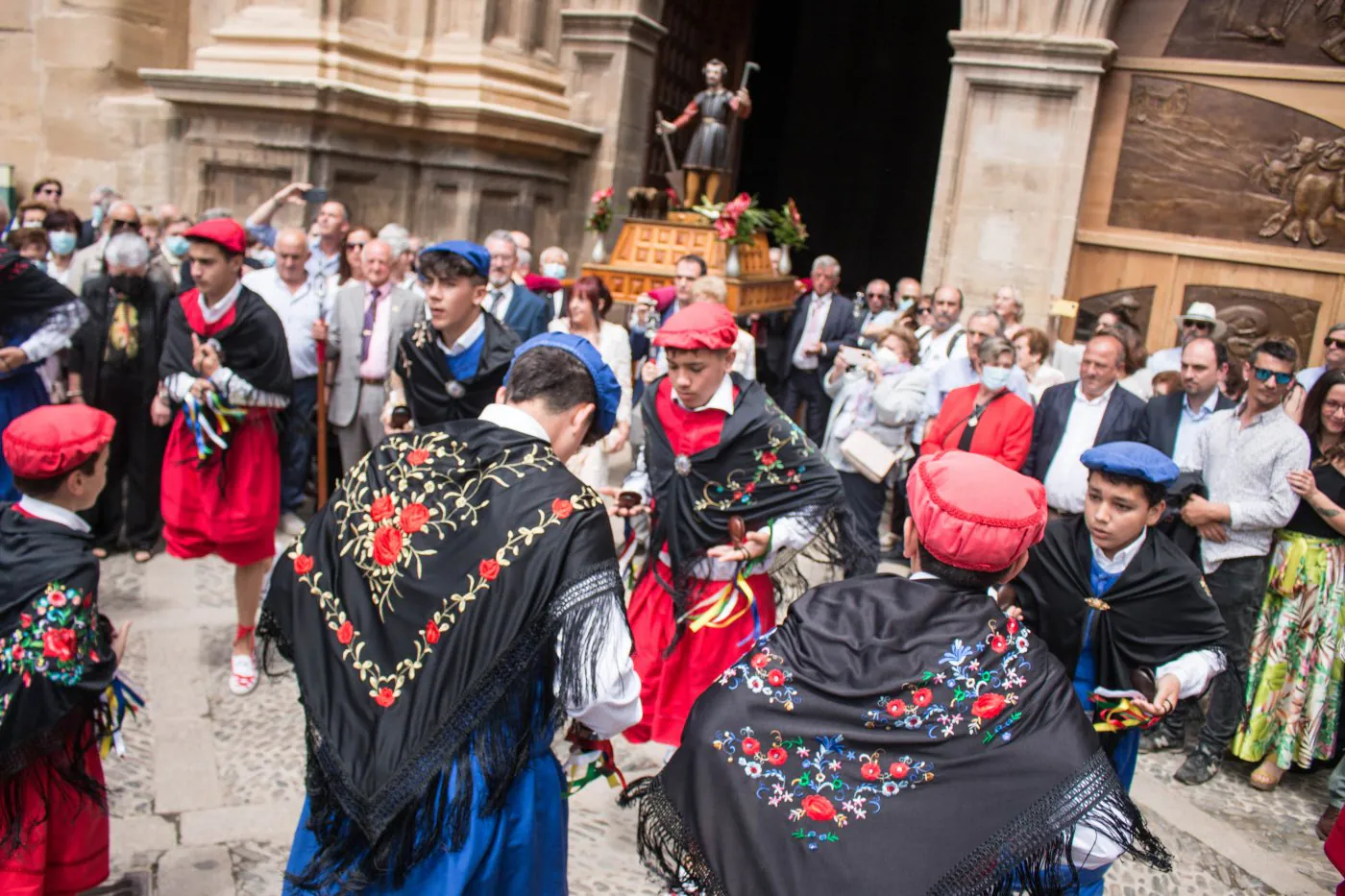 Los danzadores reciben a la imagen de San Isidro. 