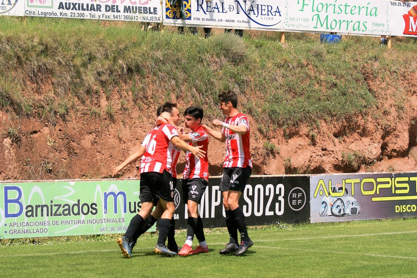 Los compañeros felicitan con suma alegría a Miguel, tras transformar el penalti que suponía el 1-2. 