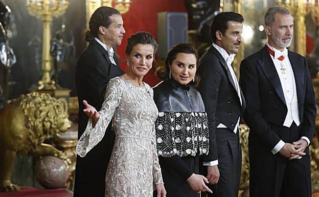 Los reyes Felipe y Letizia posan con el emir de Catar, el jeque Tamim Bin Hamad Al Thani, y a su esposa, Jawaher Bint Hamad Bin Suhaim Al Thani.