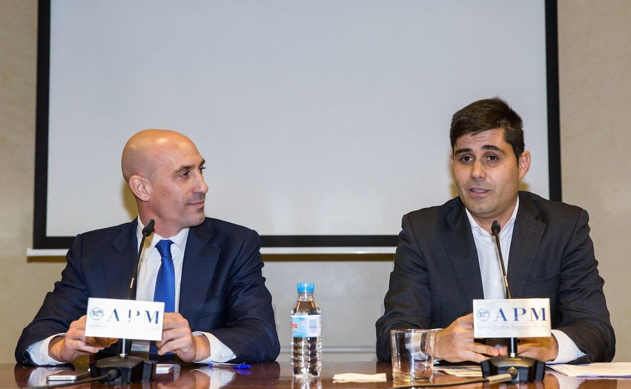 El presidente de la FEF, Luis Rubiales, y el de la AFE, David Aganzo. 