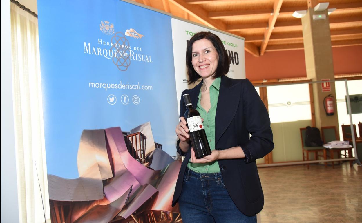 Cristina Pérez, de Herederos del Marqués de Riscal, posa en el campo de golf La Grajera. 