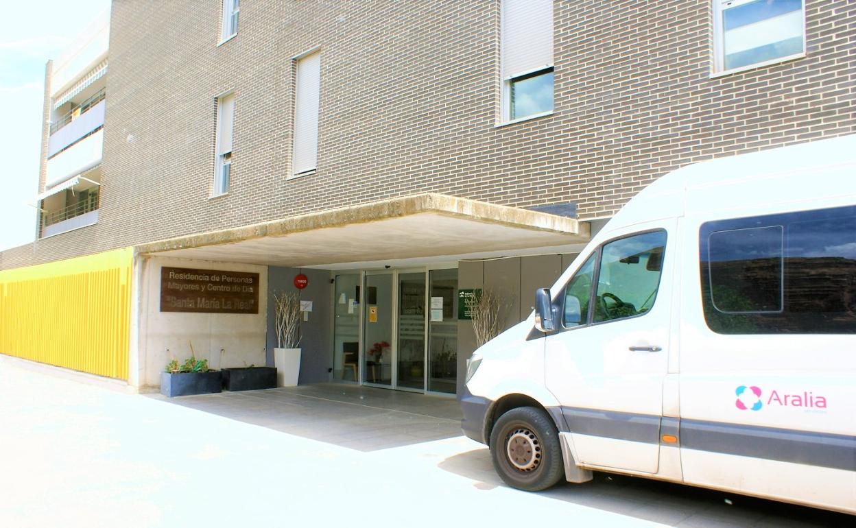 Entrada principal de la residencia y centro de día para mayores de Nájera. 