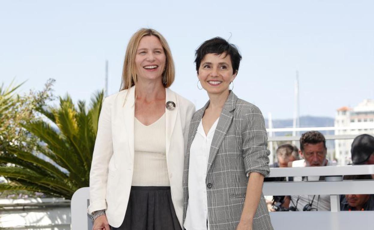 Clementine Deroudille, junto a la directora Lucie Caries. 