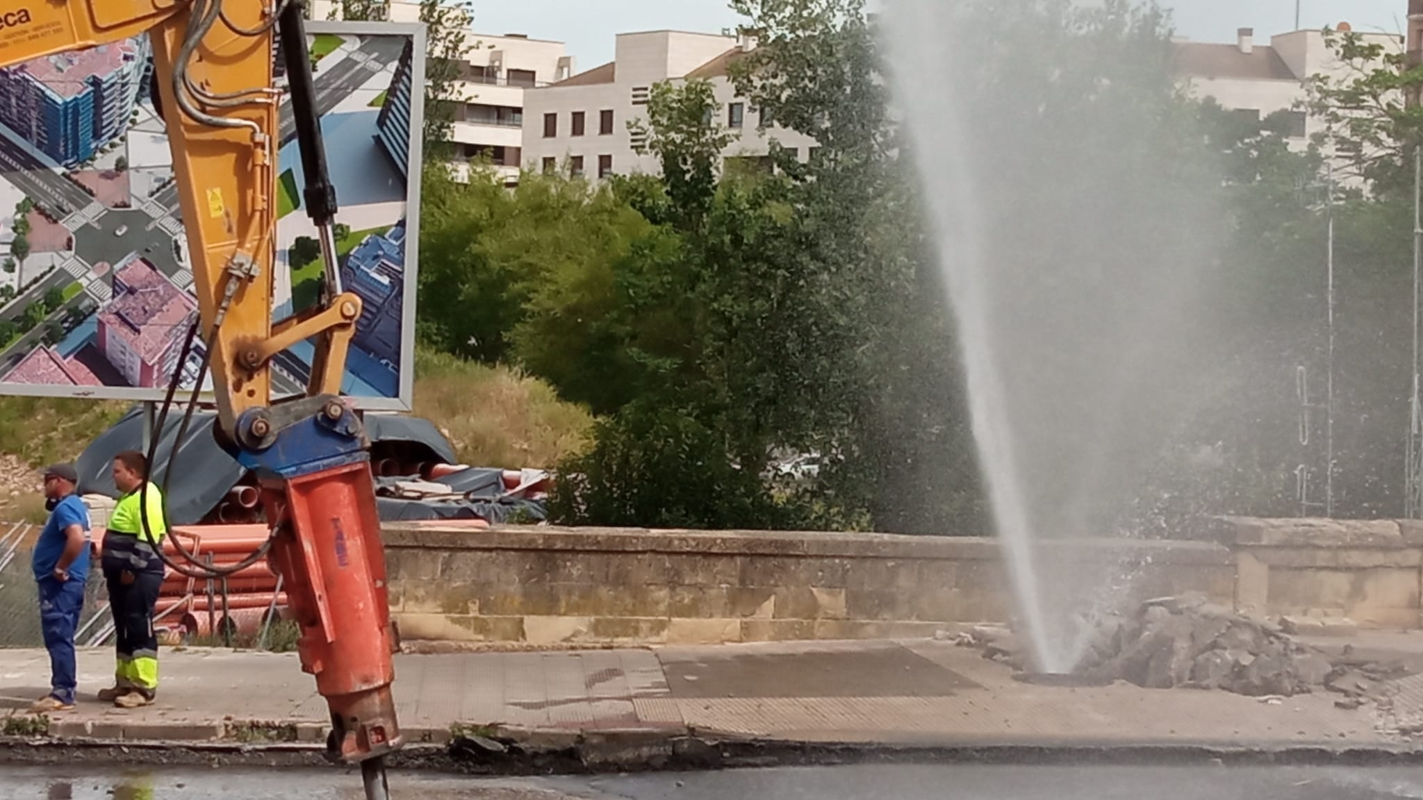 El agua ha salido como un géiser en Vara de Rey. 