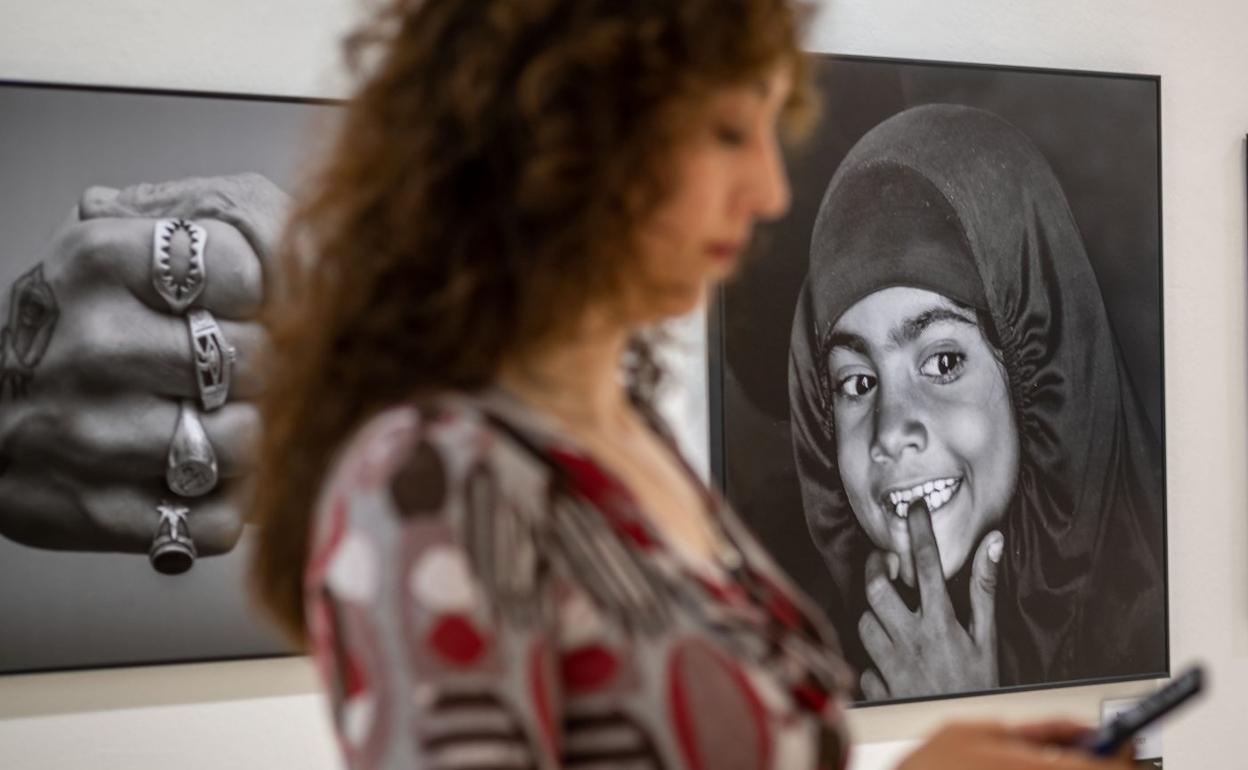 En la exposición hay fotografías en blanco y negro y en color. 