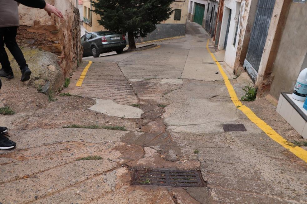 Pavimento parcheado en una de las calles de la zona. 