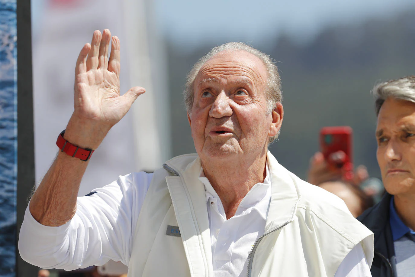 El Rey Juan Carlos saluda a los congregados a las puertas del Real Club Náutico de Sanxenxo