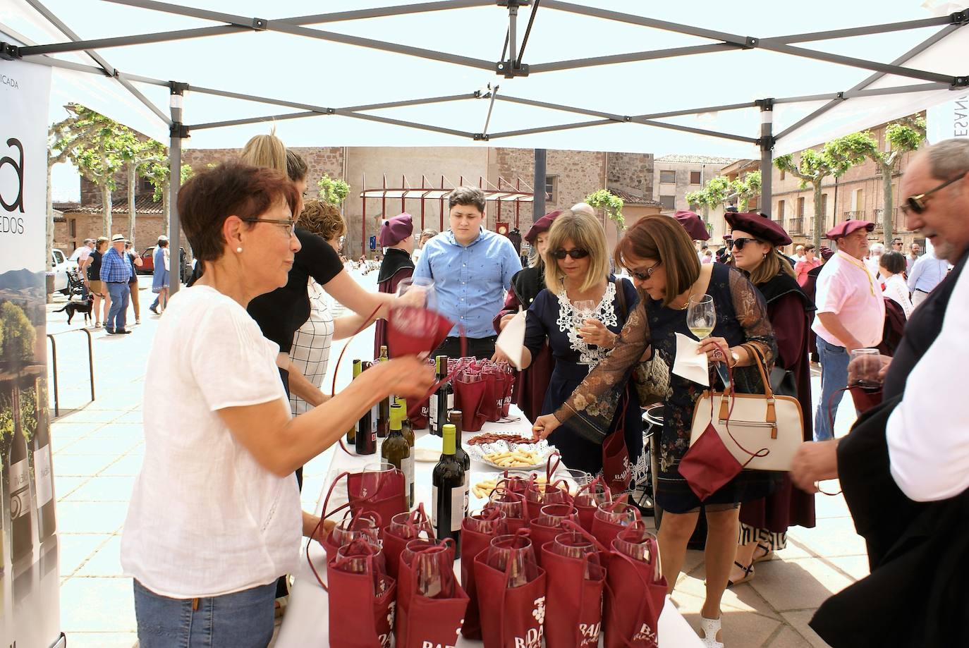 Fotos: La Cofradía del Vino nombró cofrade de mérito a todo el pueblo de Badarán