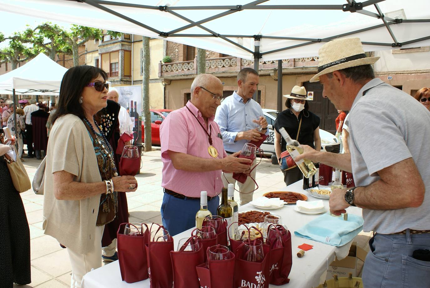 Fotos: La Cofradía del Vino nombró cofrade de mérito a todo el pueblo de Badarán