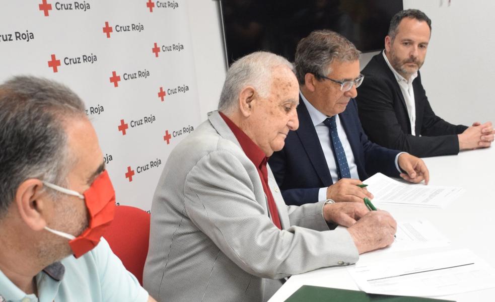 De izquierda a derecha, Caballero, Reinares, Rubio y González, ayer durante la firma. 