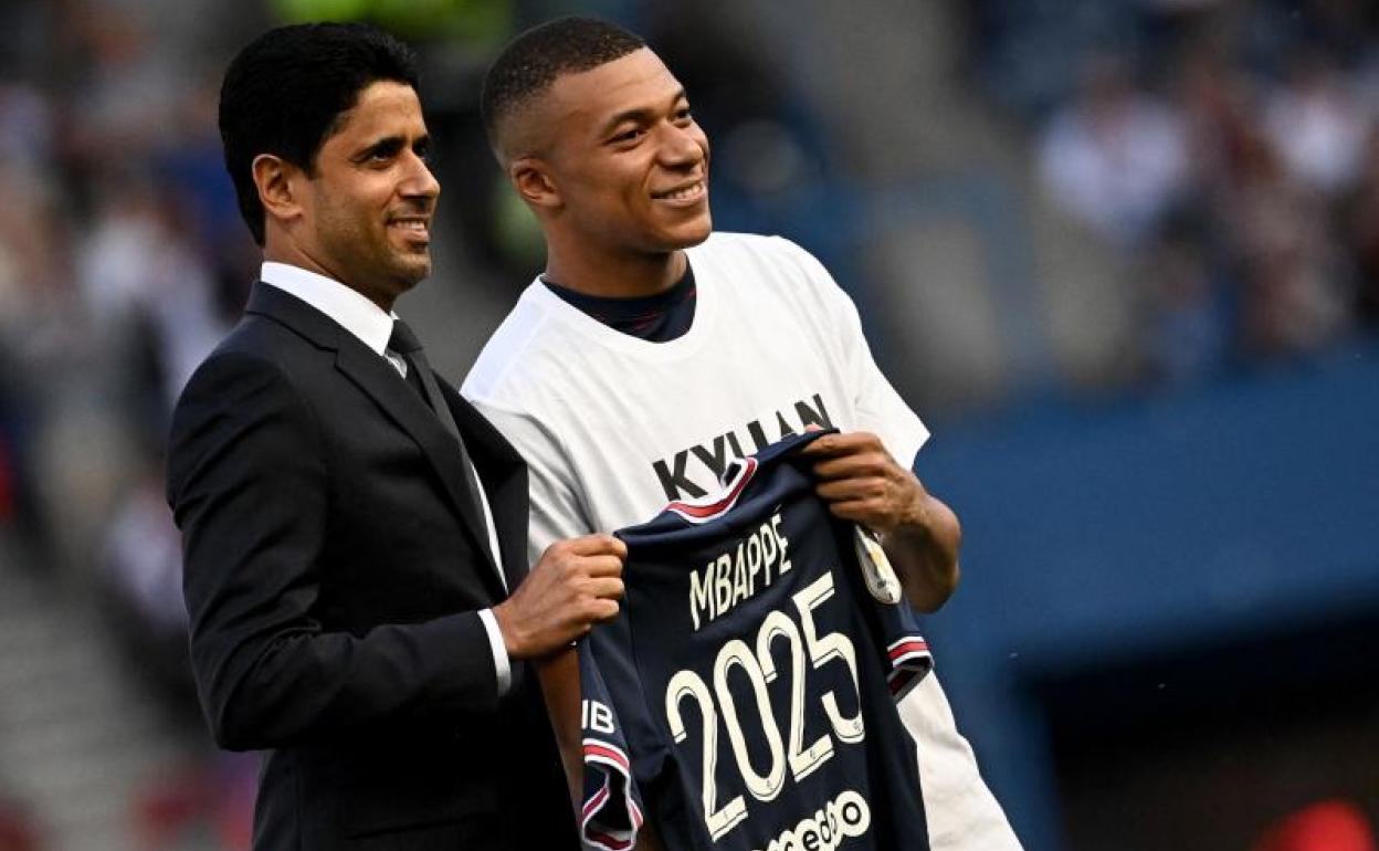 Nasser Al-Khelaifi y Kylian Mbappé escenifican la renovación del jugador en el Parque de los Príncipes.