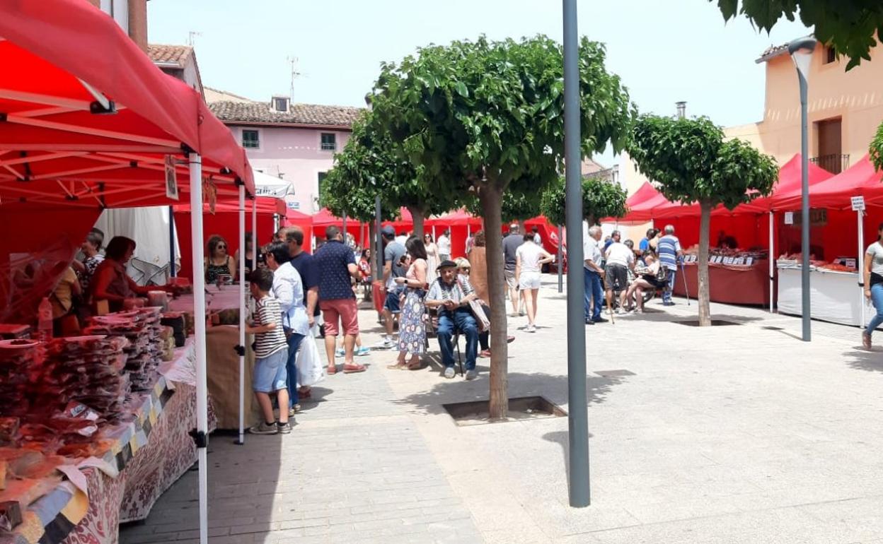 Feria de artesanía en El Villar de Arnedo, ayer. 