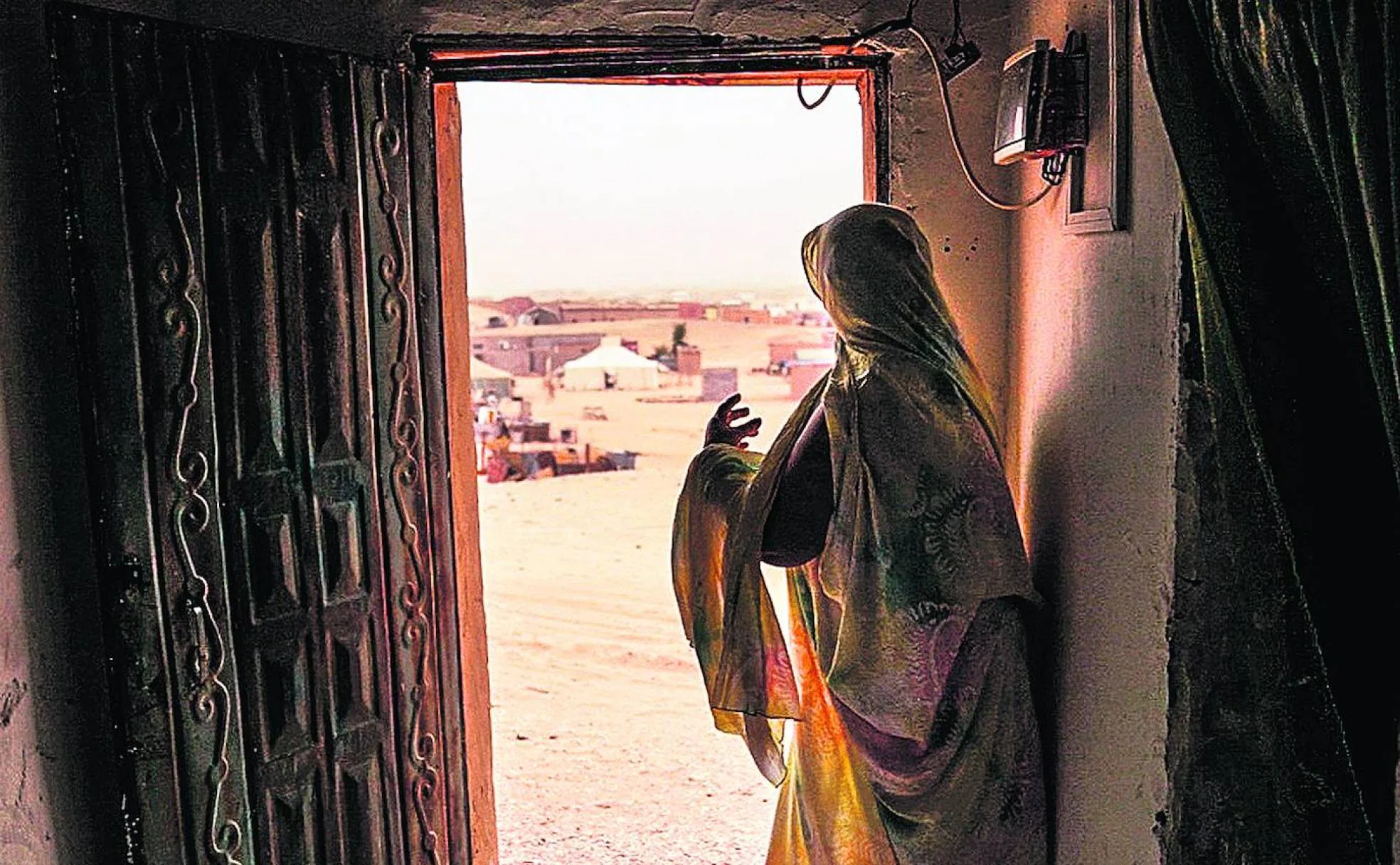 Nabane Sidi observa la desolación desde la puerta de su casa en el campamento saharaui de Bojador.