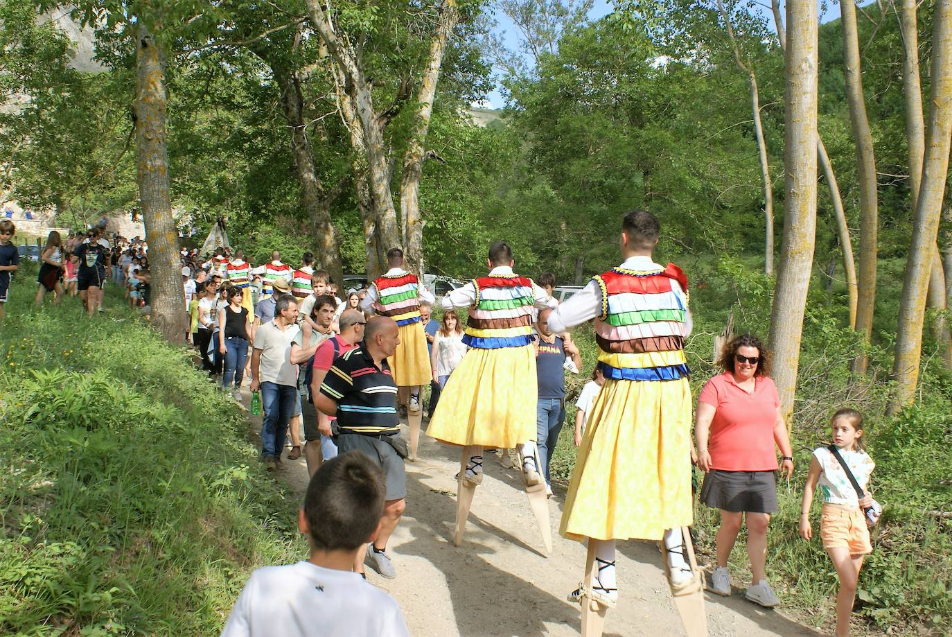 Fotos: Los danzadores vuelven a hacer camino a la santa 