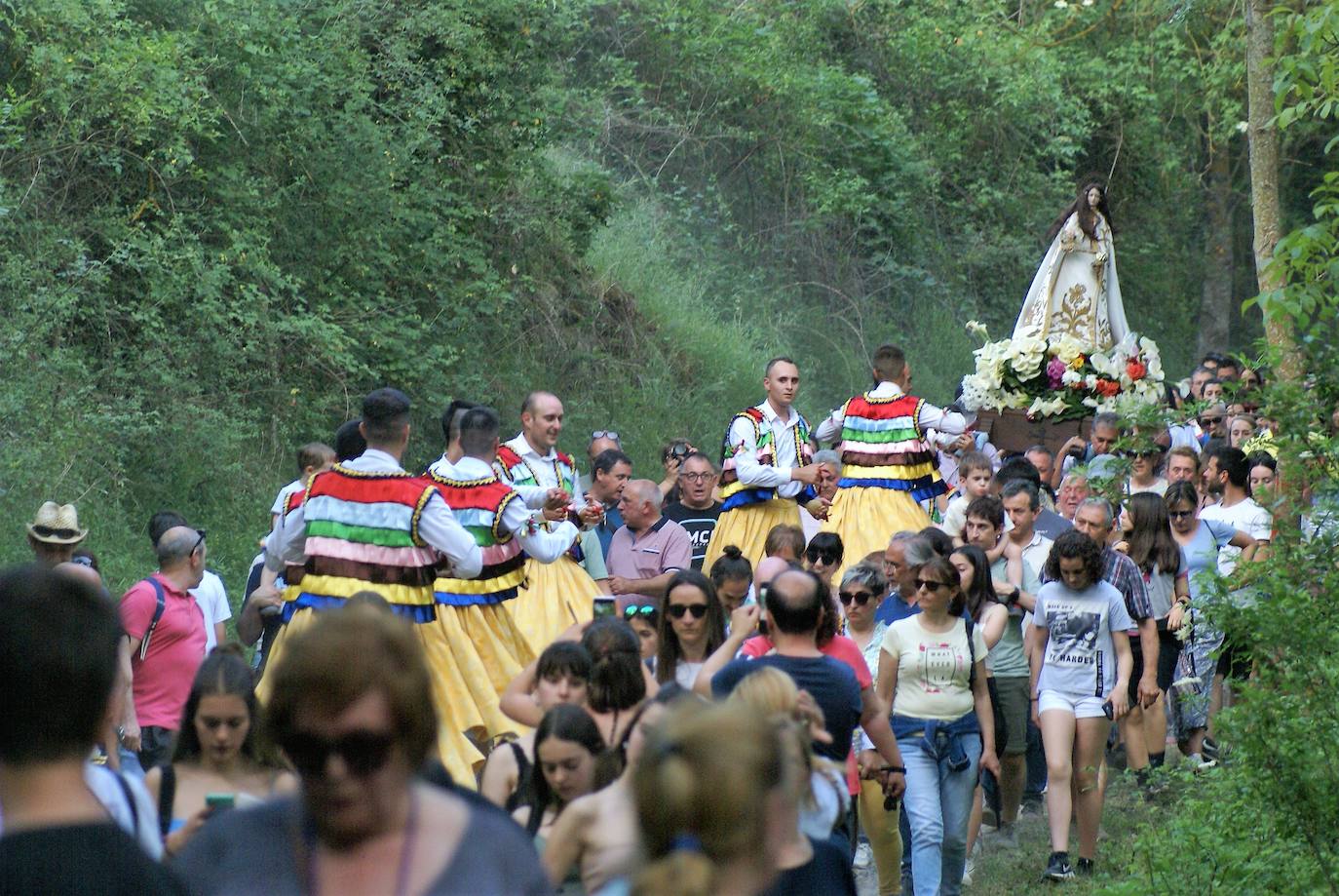 Fotos: Los danzadores vuelven a hacer camino a la santa 