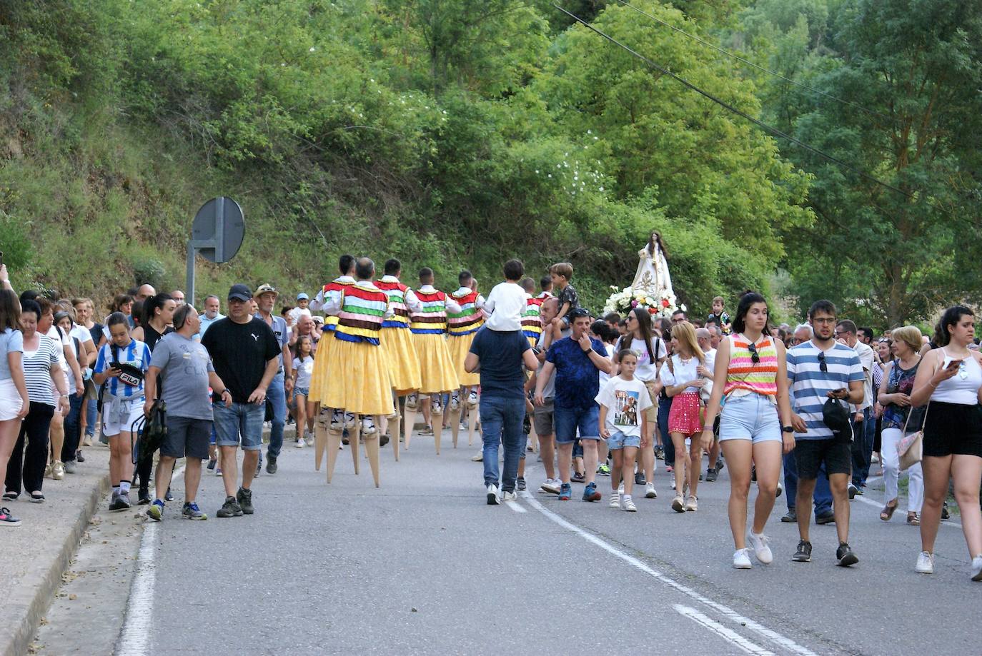 Fotos: Los danzadores vuelven a hacer camino a la santa 