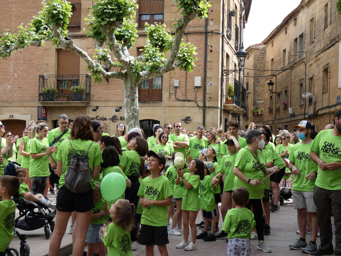 Fotos: San Asensio se tiñe de verde contra el COVID Persistente