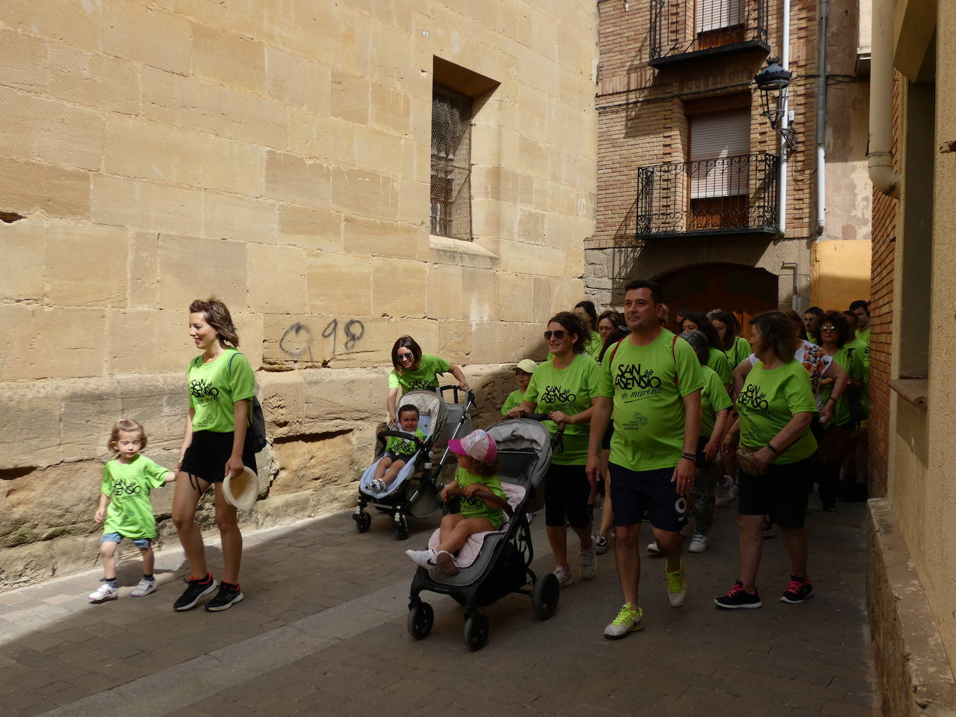 Fotos: San Asensio se tiñe de verde contra el COVID Persistente