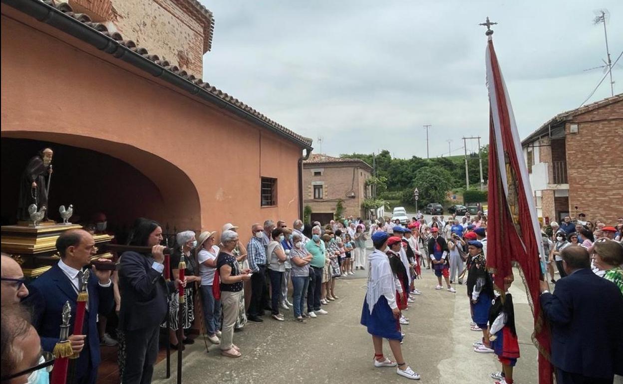 Momento del inicio de la procesión que siguió a la misa. 