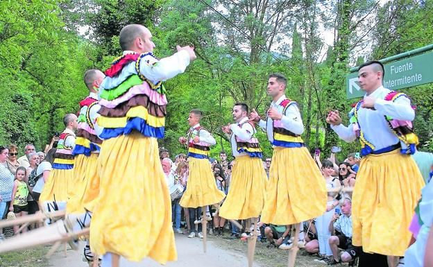 Imagen principal - Los danzadores vuelven a abrir camino a la santa