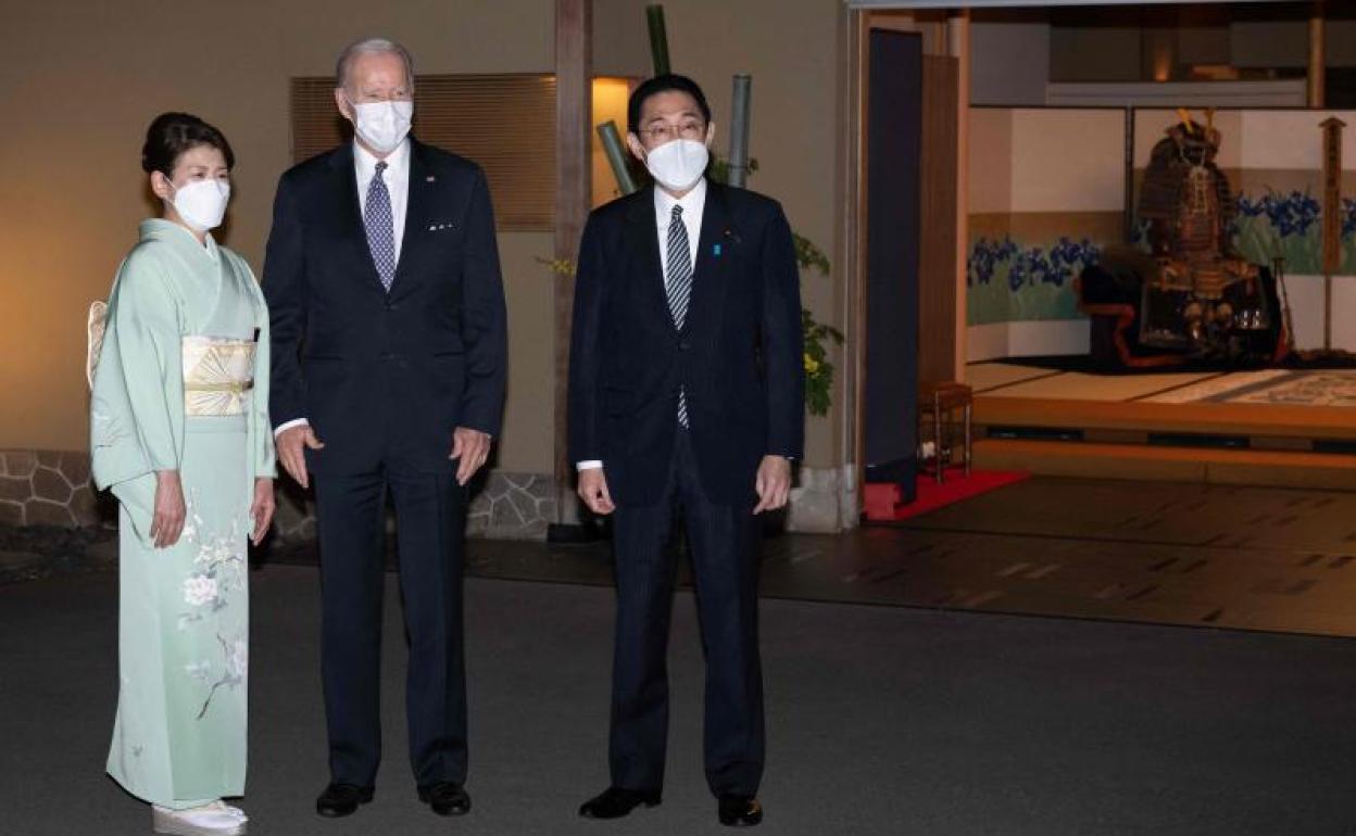 Biden se reúne en Tokio con el primer ministro japonés, Fumio Kishida.