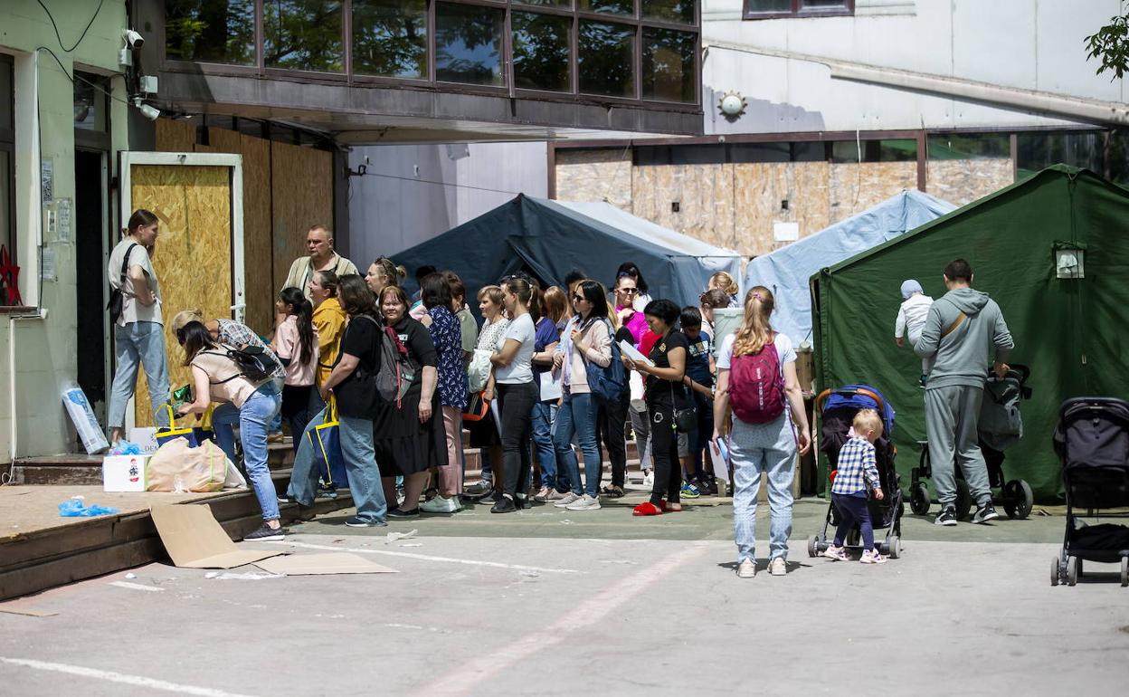 Refugiados ucranianos huídos cuando comenzó la guerra han iniciado el viaje de retorno hacia sus hogares. 