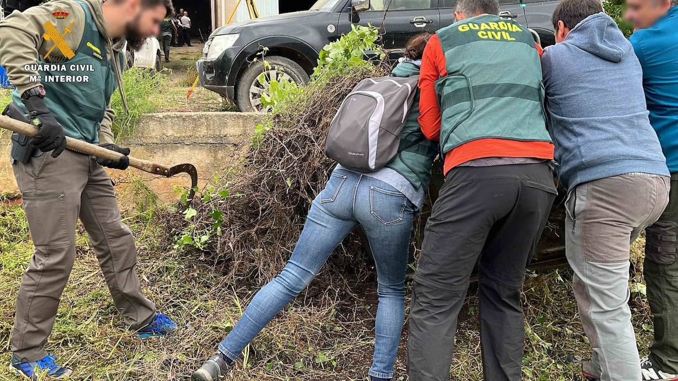 Agentes de la Guardia Civil, durante las labores de búsqueda. 