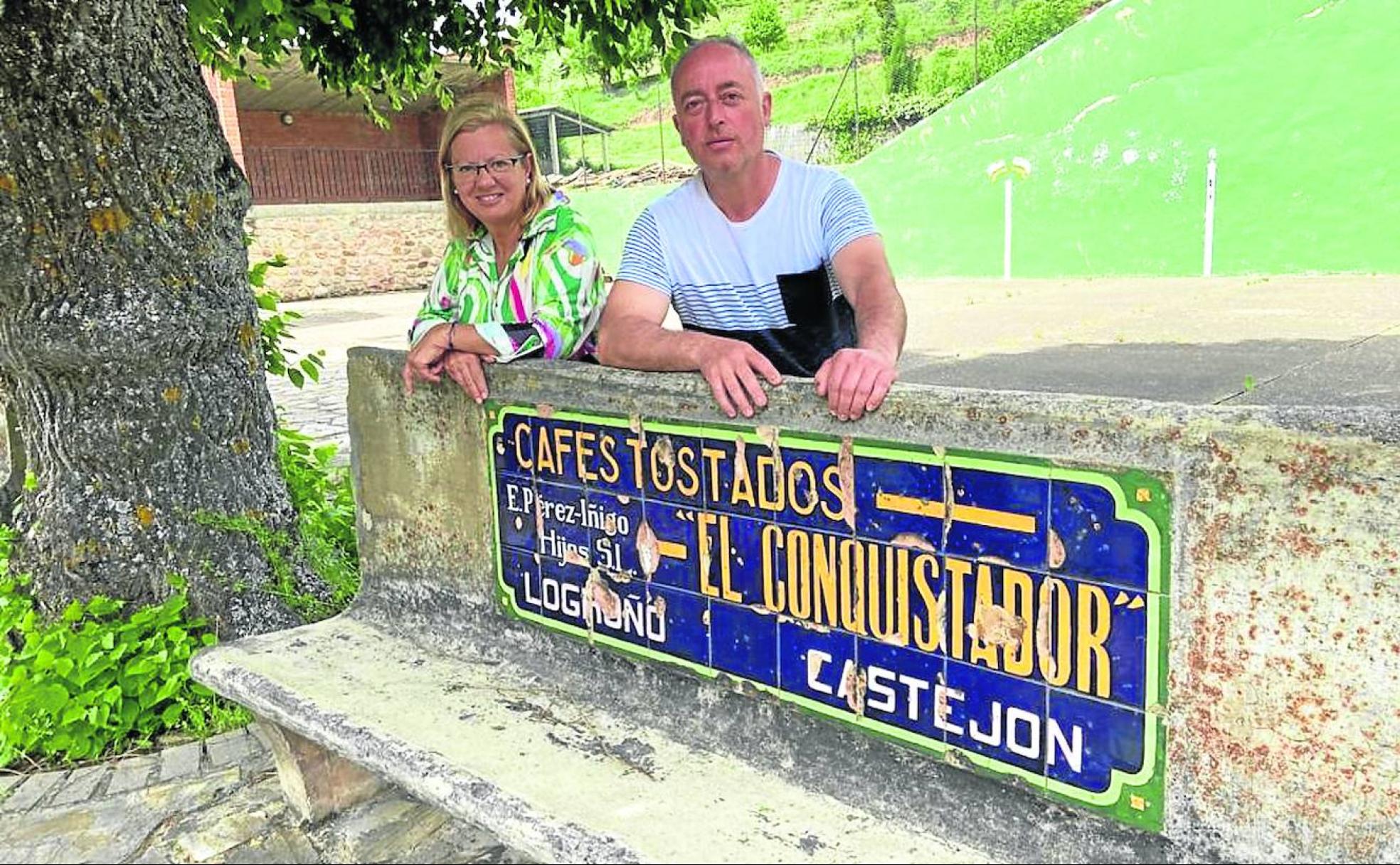 La concejala María del Villar Barrasa y el alcalde de Pradillo, Juan Carlos Peso Hernández, posan con uno de los bancos. 