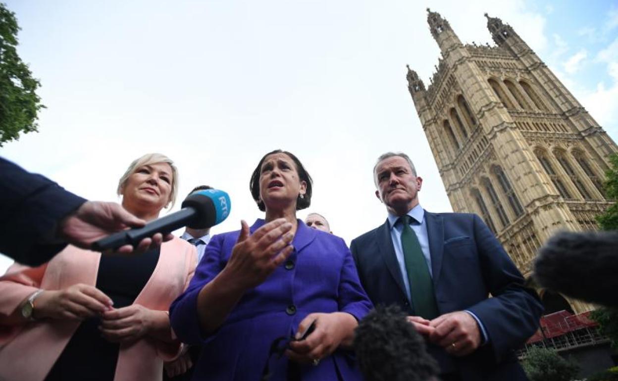 La presidenta del Sinn Féin, Mary Lou McDonald, conversa con los medios.