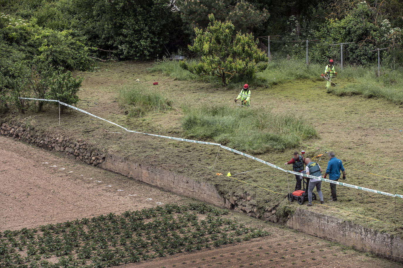 Fotos: Perros y radares subterráneos para encontrar al desaparecido en Entrena