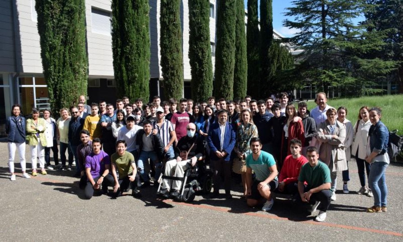 Alumnos de Ingeniería Industrial de la UR, profesores y colaboradores sanitarios, en el patio del centro.