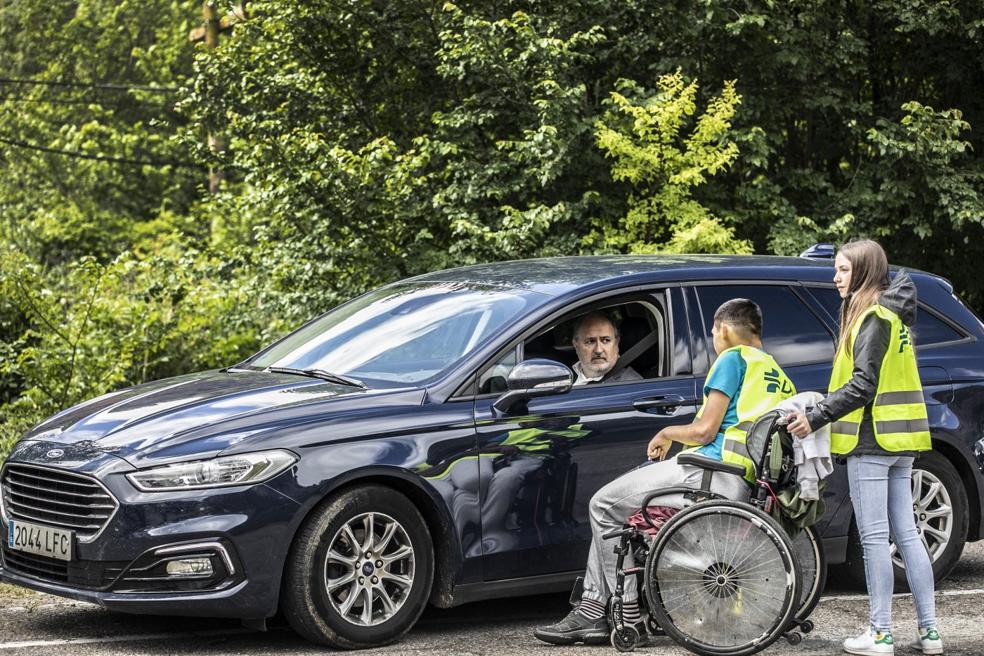 Samuel, víctima de un accidente de tráfico, habla con un conductor durante la campaña de la DGT. 
