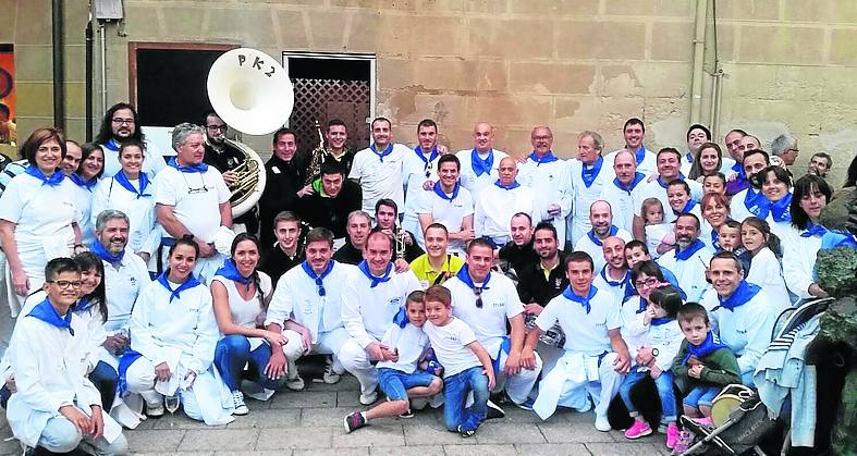 La ‘Peña Iturri’ junto a la escultura de la batalla del Vino.