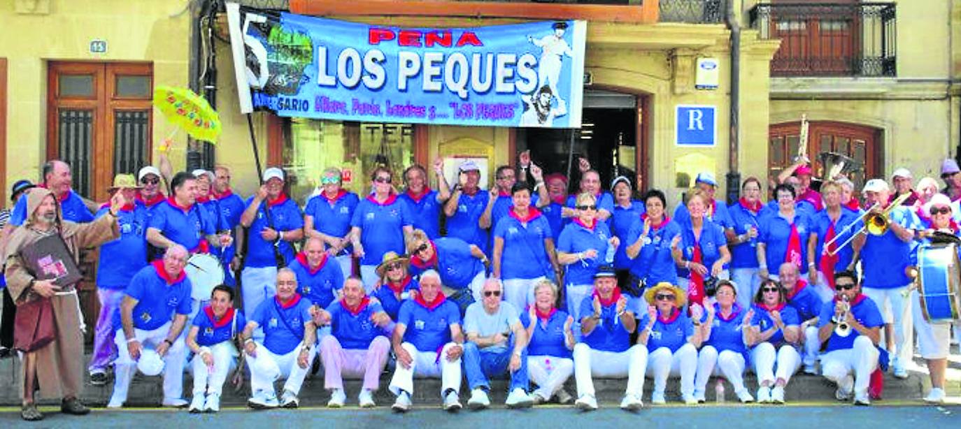 La Peña ‘Los Peques’, con San Felices a la izquierda, a quien ‘pasean’ durante todo el día de San Pedro.