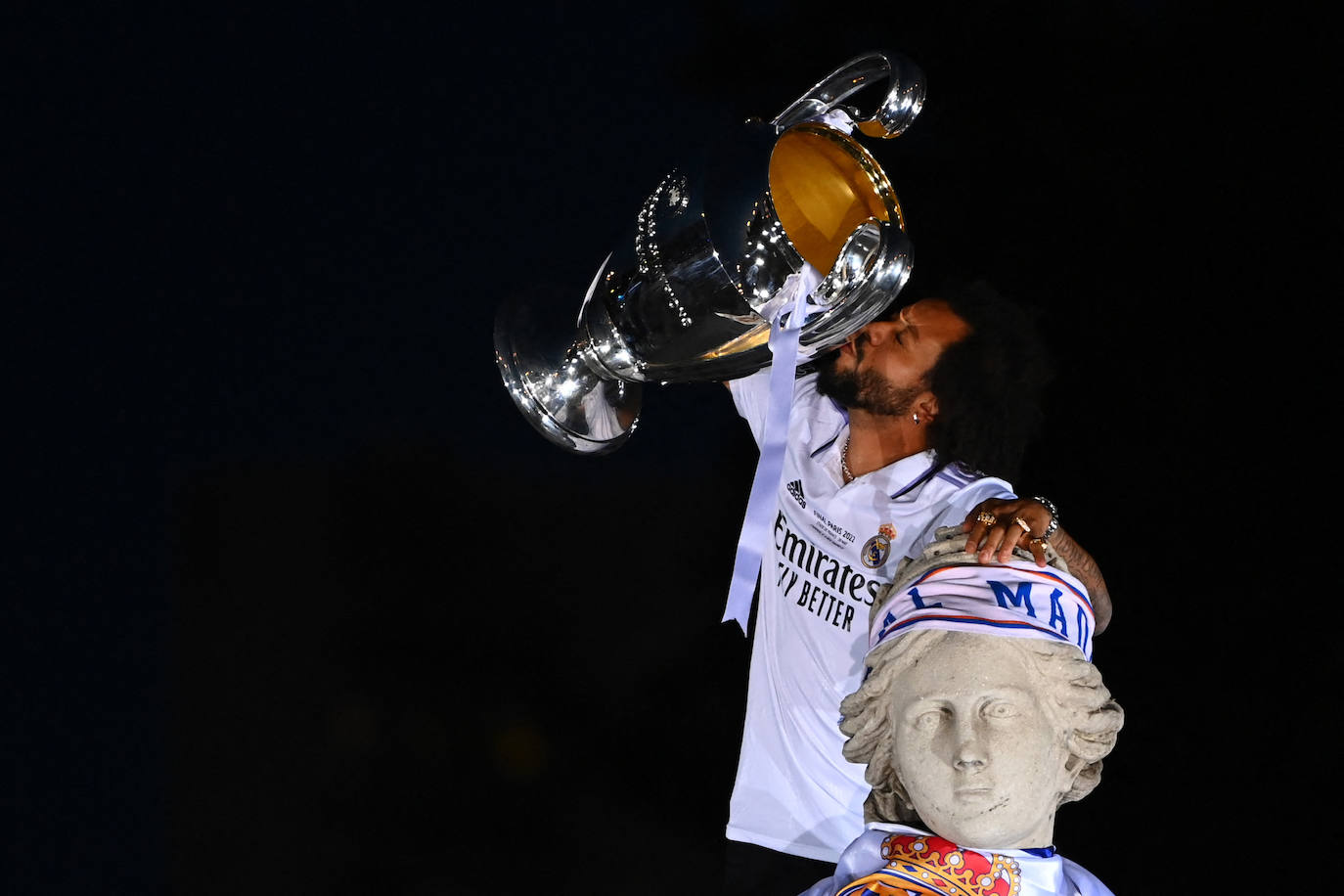 Marcelo besa la 'orejona' subido a la estatua de la Cibeles. 