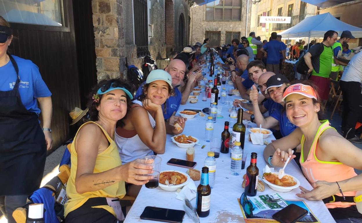 Anguiano : Anguiano reunió a 600 caminantes en la 21 Marcha senderista de Anguiano