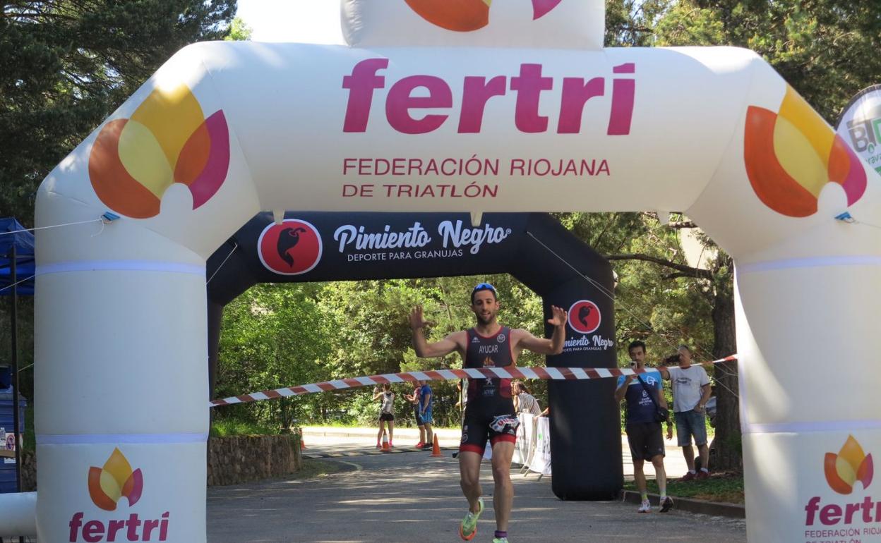 Héctor Ayucar llega en primera posición a la línea de meta. 