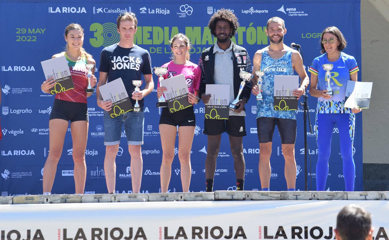 Los ganadores, en el podio, después de recibir sus trofeos. 