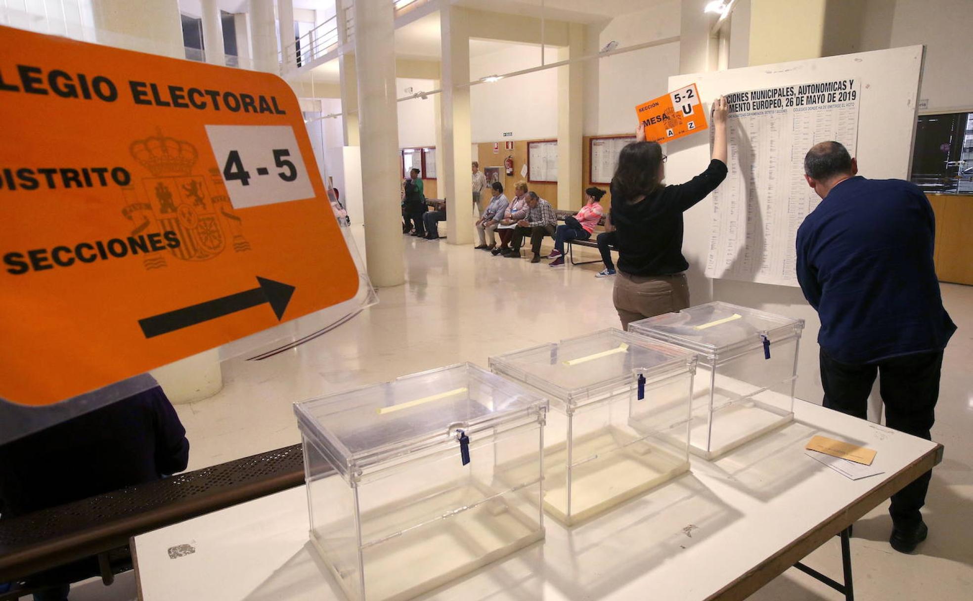 Preparación previa a las elecciones de 2019 en un colegio electoral en Logroño. 