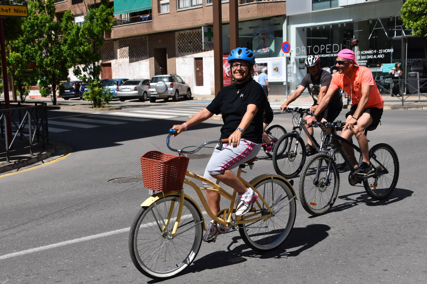 Fotos: En bici contra el cáncer por las calles de Calahorra