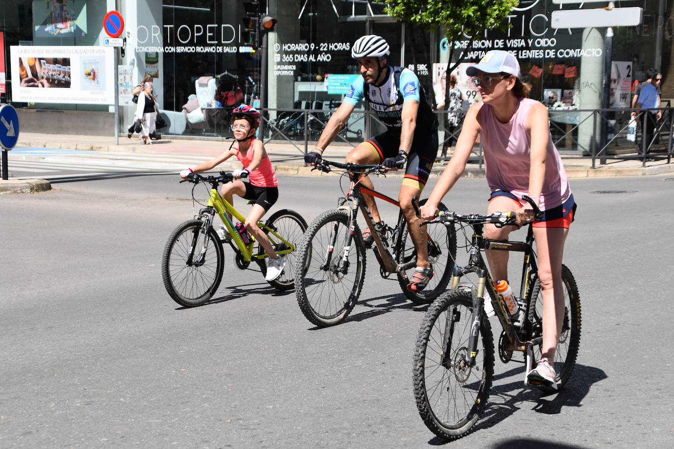 Fotos: En bici contra el cáncer por las calles de Calahorra