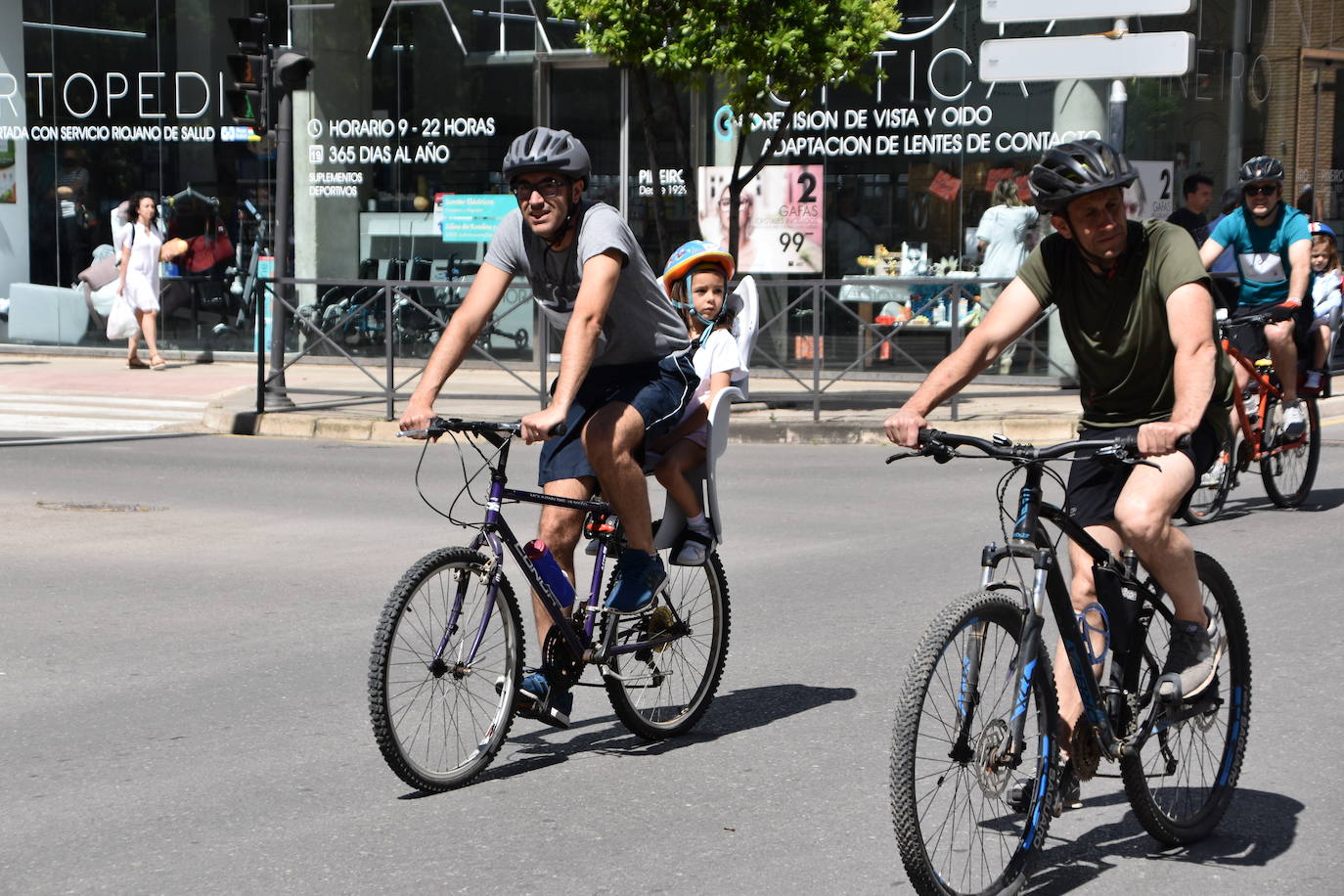 Fotos: En bici contra el cáncer por las calles de Calahorra