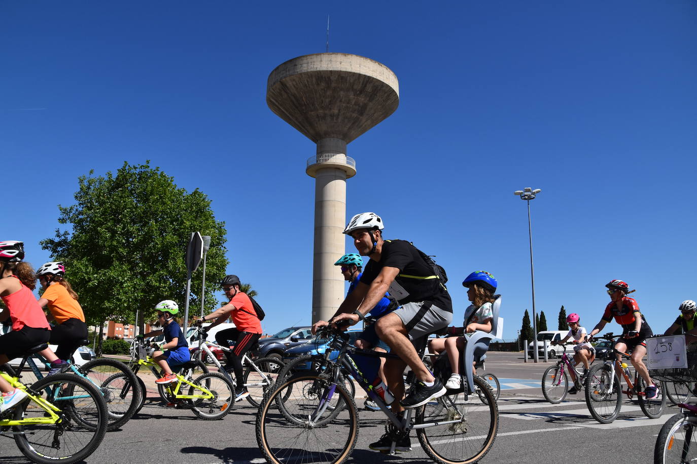 Fotos: En bici contra el cáncer por las calles de Calahorra