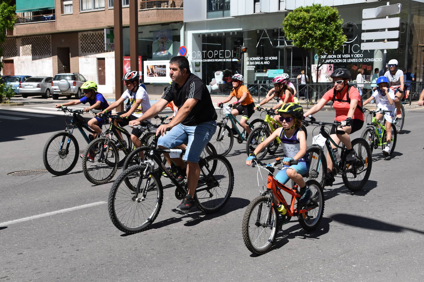 Fotos: En bici contra el cáncer por las calles de Calahorra