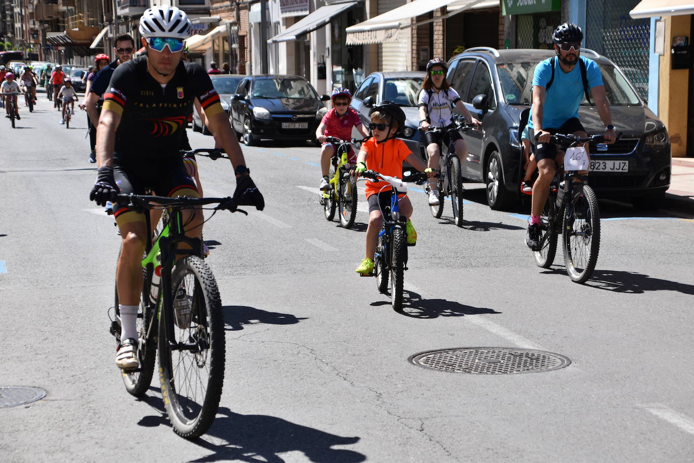 Fotos: En bici contra el cáncer por las calles de Calahorra