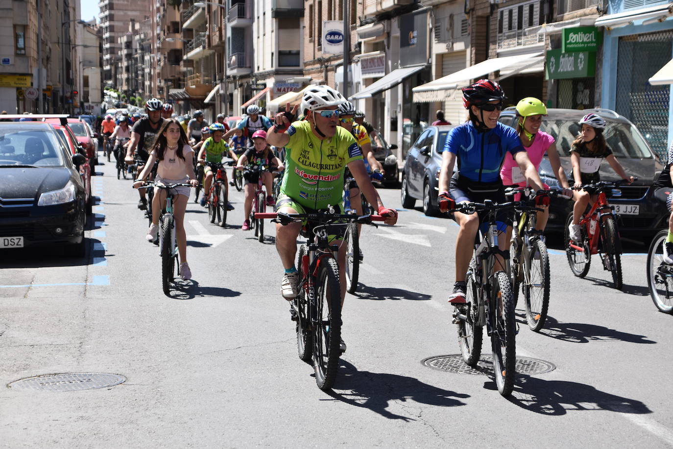 Fotos: En bici contra el cáncer por las calles de Calahorra