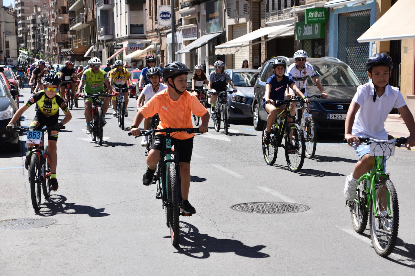 Fotos: En bici contra el cáncer por las calles de Calahorra