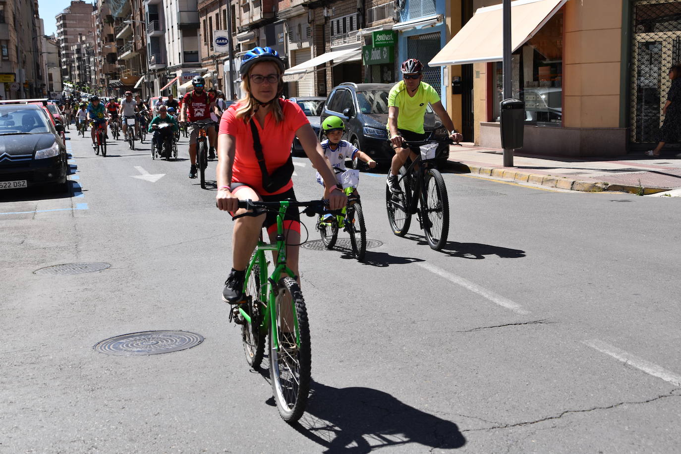 Fotos: En bici contra el cáncer por las calles de Calahorra